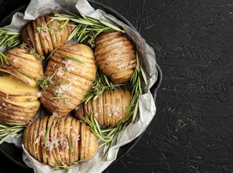 Ilustračná fotografia surových a varených zemiakov