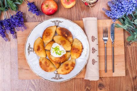 Koláž rôznych jedál zo zemiakového cesta: knedle, pirohy, lokše