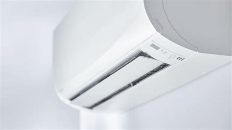 Ilustračná fotografia nástenného interiérového dielu klimatizácie Daikin Sensira v modernom obývacom priestore.