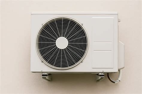 Vonkajšia jednotka klimatizácie umiestnená na stene