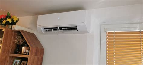 Schéma: Vnútorná a vonkajšia jednotka klimatizácie s vyznačenými komponentmi