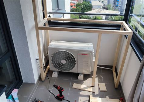 Špecializovaný tím montujúci klimatizačnú jednotku v interiéri