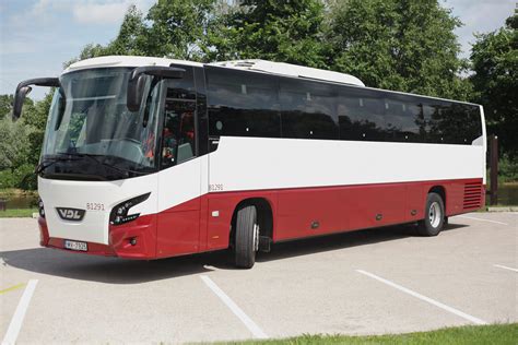 Tematická fotografia autobusu s cestujúcimi, zdôrazňujúca komfort a klimatizáciu