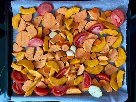 Detailný záber na proces mixovania pečenej zeleniny do hladkej pasty