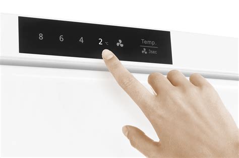 Detail LED displeja a elektronického ovládania na jednodverovej chladničke Whirlpool