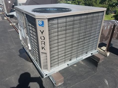 Koláž log popredných značiek klimatizácií (YORK, TRANE, Lennox, SINCLAIR, Panasonic, Toshiba, GREE, Bosch)