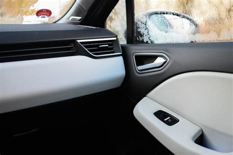 Renault Clio 2 interiér s detailom ovládania klimatizácie