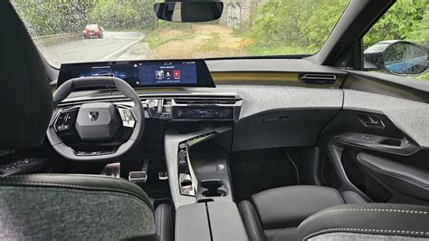 Interiér Peugeot 308 s detailom na dotykový displej ovládania klimatizácie
