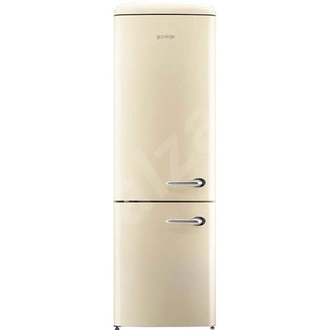 Detailný záber na retro dizajn chladničky Gorenje ORK192C v krémovej farbe v štýlovej kuchyni