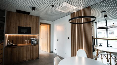 Moderná kancelária s nainštalovanou klimatizačnou jednotkou