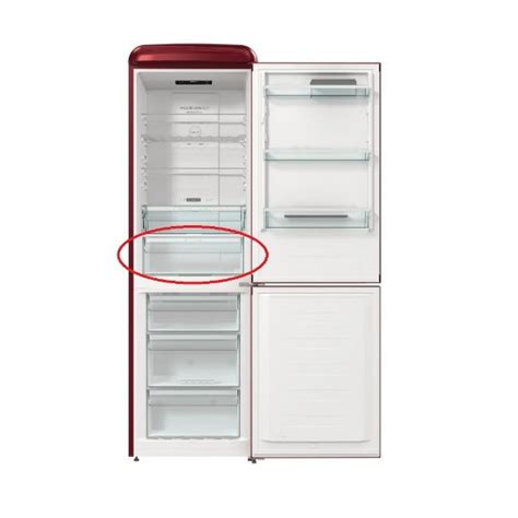 Detailný záber na štýlovú retro chladničku Gorenje v modernom kuchynskom interiéri