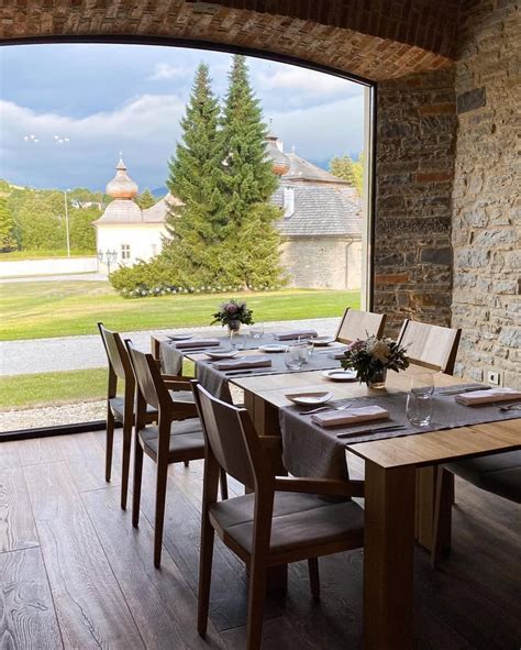 Záber na prestretý stôl v hotelovej reštaurácii s výhľadom na Vysoké Tatry