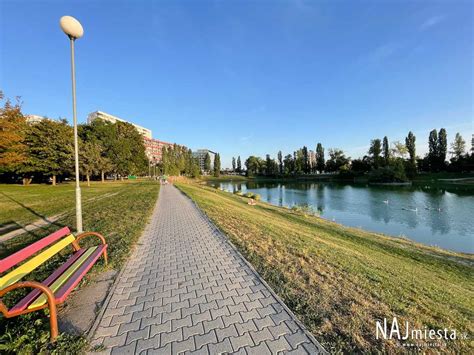 mapa okolia Tomášikovej ulice s vyznačenými bodmi záujmu ako jazero Kuchajda, nákupné centrá a zastávky MHD