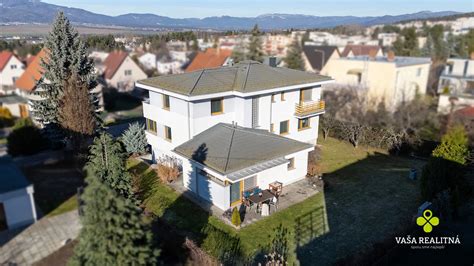 Rodinný dom s klimatizačnou jednotkou umiestnenou na zadnej strane fasády.