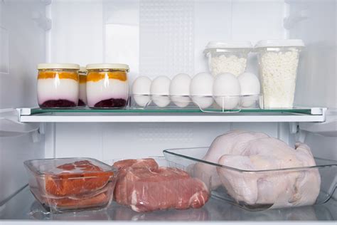 Ilustračná fotografia: rôzne druhy držiakov na vajcia umiestnené v chladničke