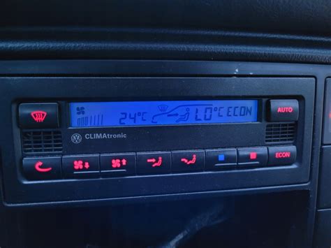 Ovládací panel klimatizácie Climatronic vo VW Passat B5