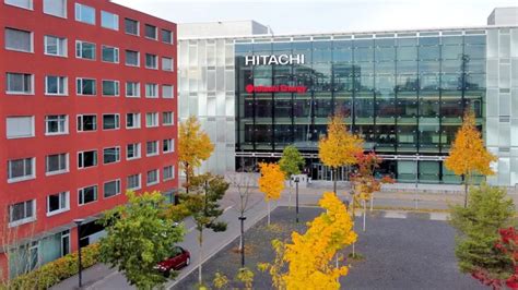 Fotografia výrobného závodu Hitachi s dôrazom na kontrolné procesy.