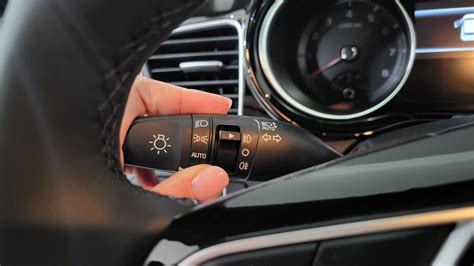 Ilustračná fotografia interiéru moderného automobilu s detailom na ovládanie klimatizácie.