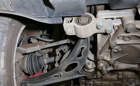 Detail na motorový silentblok a jeho funkciu tlmenia vibrácií.