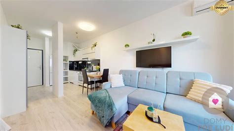 Ilustračná fotografia znázorňujúca interiér bytu s bežiacou klimatizáciou počas horúceho letného dňa.