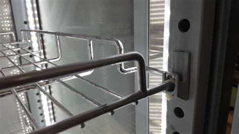 Detail interiéru gastro chladničky s nastaviteľnými policami a osvetlením.