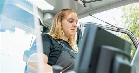 Ilustrácia znázorňujúca servisný technik kontrolujúci klimatizačnú jednotku
