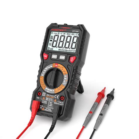 Fotografia ruky používajúcej multimeter na testovanie elektrických komponentov chladničky
