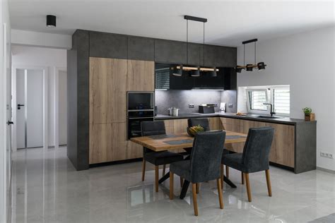 moderná kuchyňa s kombinovanou chladničkou