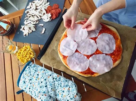 Jamie Oliver pri príprave cesta na pizzu