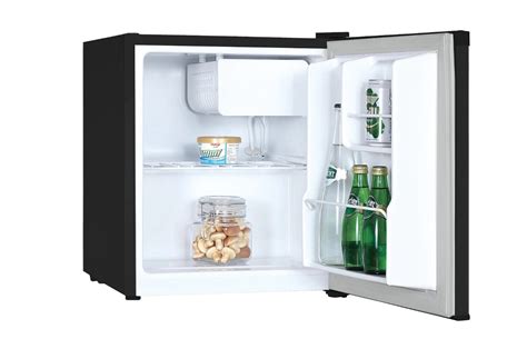 Interiér chladničky s LED osvetlením, sklenenými policami a zásuvkou na zeleninu