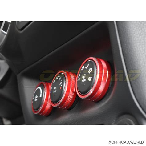 Infografika porovnávajúca rôzne typy diaľkových ovládačov klimatizácie