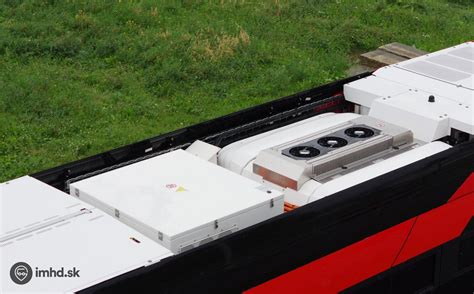 Moderná klimatizačná jednotka nainštalovaná na streche traktora počas práce na poli