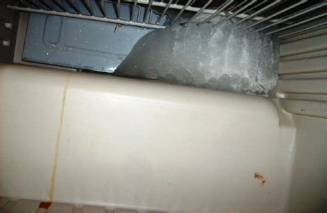 Foto osoby čistiacej vnútro chladničky