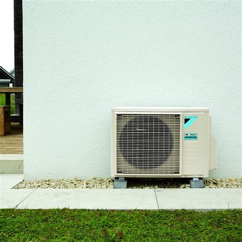 Koláž rôznych typov vnútorných jednotiek Daikin (nástenné, parapetné, kazetové)