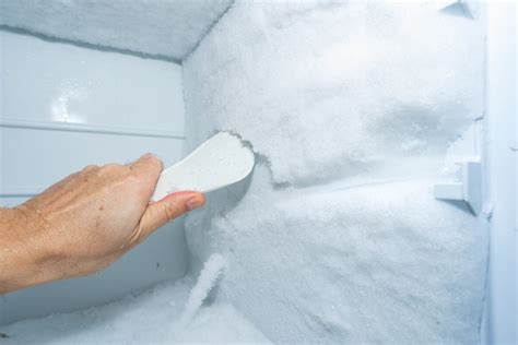 Názorné odstraňovanie námrazy z mrazničky