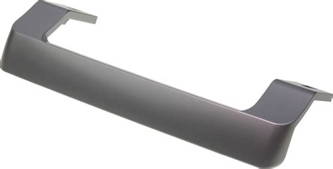 Detailný záber na nerezovú rukoväť dverí chladničky modelu 2062404039