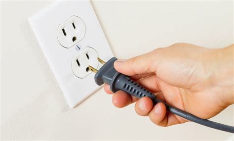 Detailné fotografie rôznych typov elektrických zásuviek vhodných pre klimatizácie