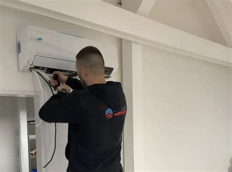 Fotografia technika vykonávajúceho odbornú montáž multisplit klimatizácie