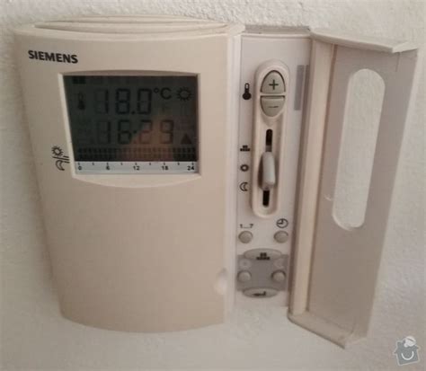 Ilustračný obrázok digitálneho programovateľného termostatu Siemens RDE 100.1 s LCD displejom