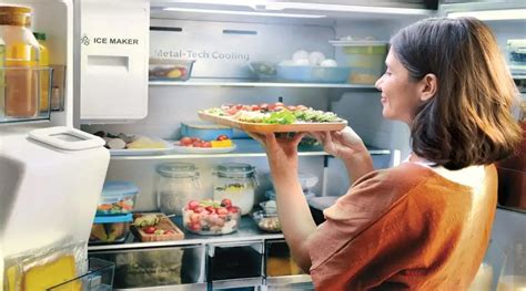 Ilustračná fotografia rôznych potravín úhľadne usporiadaných v chladničke