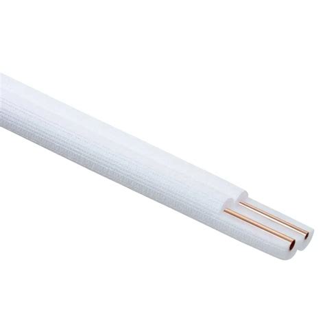 Detail medeného potrubia klimatizácie s kvalitnou polyetylénovou izoláciou.