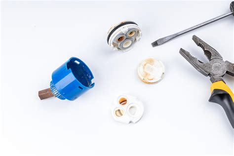 Foto: odstraňovanie krytu a skrutky z rukoväte termostatickej batérie