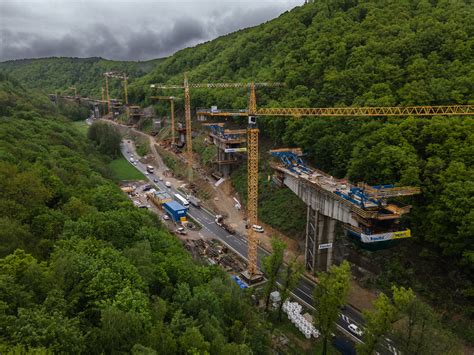 Foto priemyselného odvlhčovača v prevádzke na stavbe