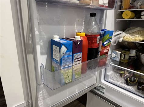 Ilustračná fotografia komponentov staršej chladničky pripravených na demontáž.