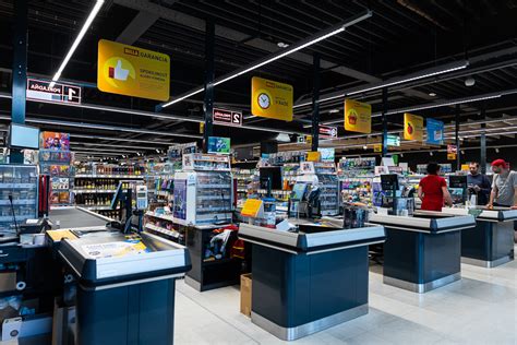 Fotografia interiéru predajne Euronics s rôznymi spotrebičmi