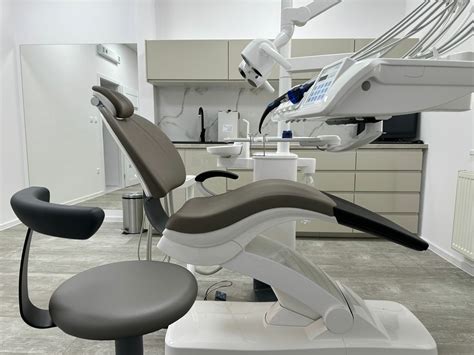 interiér modernej zubnej ambulancie s dôrazom na čistotu a ergonómiu