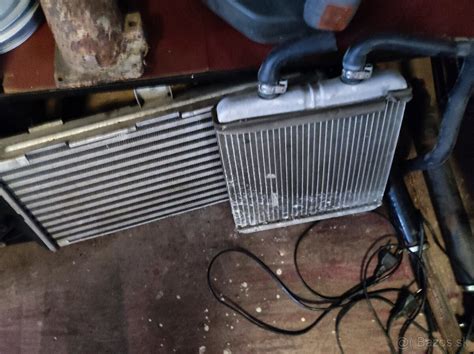 Detailný pohľad na radiátor kúrenia automobilu