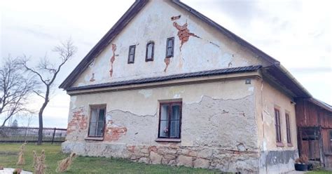 Tematické foto: starý vlhký dom s plesňou