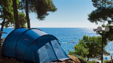 Ilustračná fotografia rôznych typov cestovných chladničiek v kempingovom prostredí