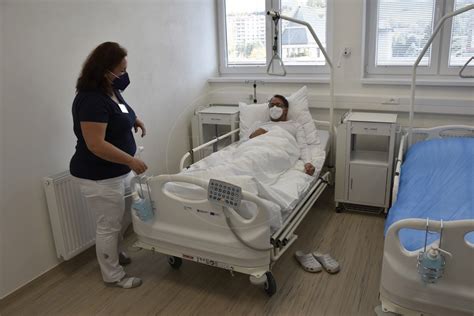 Ilustračná fotografia pacienta na jednotke intenzívnej starostlivosti s pripojeným pľúcnym ventilátorom.